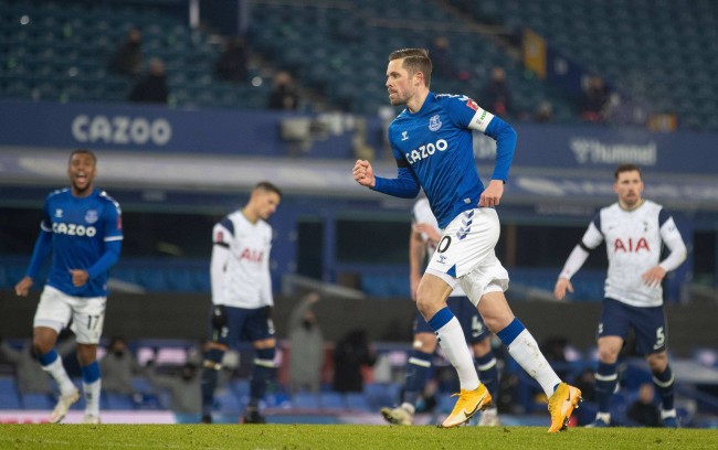 罗曼再次以 罗曼再次以